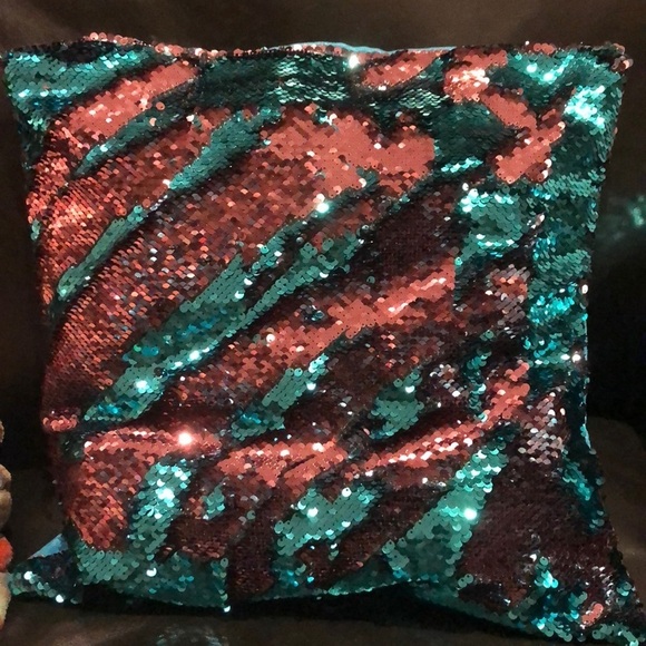 2 Sequined Color Change Throw Pillow Cases NWOTS - Picture 5 of 11